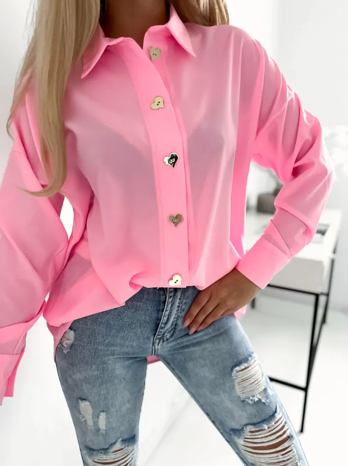 Camicia rosa oversize ampia e lunga con bottoni decorativi dorati a forma di cuore